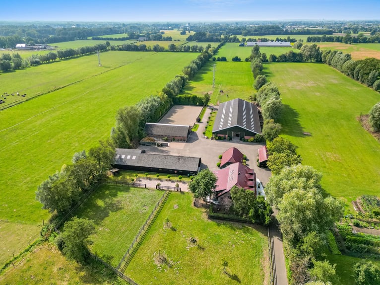 Casa di campagna con struttura per l'allevamento di cavalli, inclusa una pista coperta, una pista al