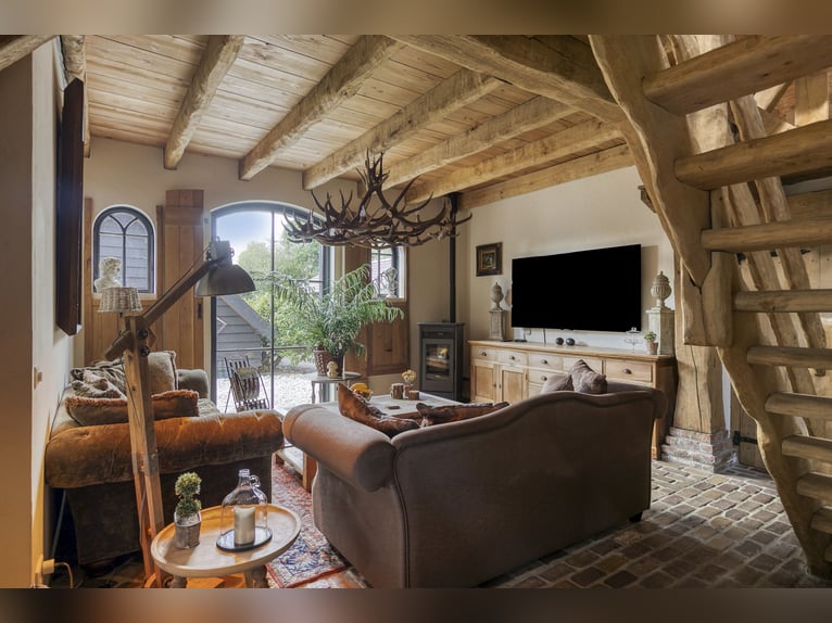 Casa di campagna con struttura per l'allevamento di cavalli, inclusa una pista coperta, una pista al