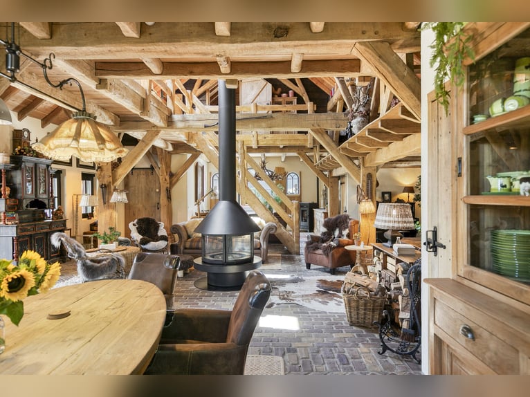 Casa di campagna con struttura per l'allevamento di cavalli, inclusa una pista coperta, una pista al