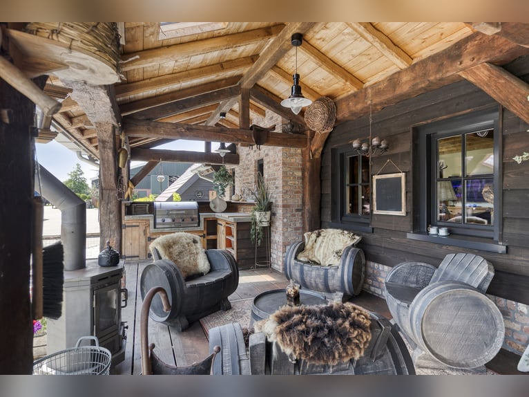 Casa di campagna con struttura per l'allevamento di cavalli, inclusa una pista coperta, una pista al