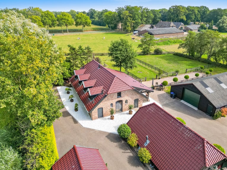 Casa di campagna con struttura per l'allevamento di cavalli, inclusa una pista coperta, una pista al