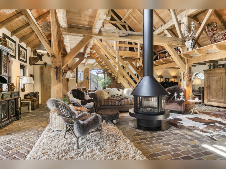 Casa di campagna con struttura per l'allevamento di cavalli, inclusa una pista coperta, una pista al