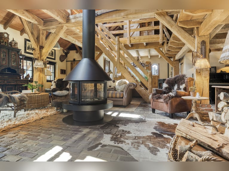 Casa di campagna con struttura per l'allevamento di cavalli, inclusa una pista coperta, una pista al