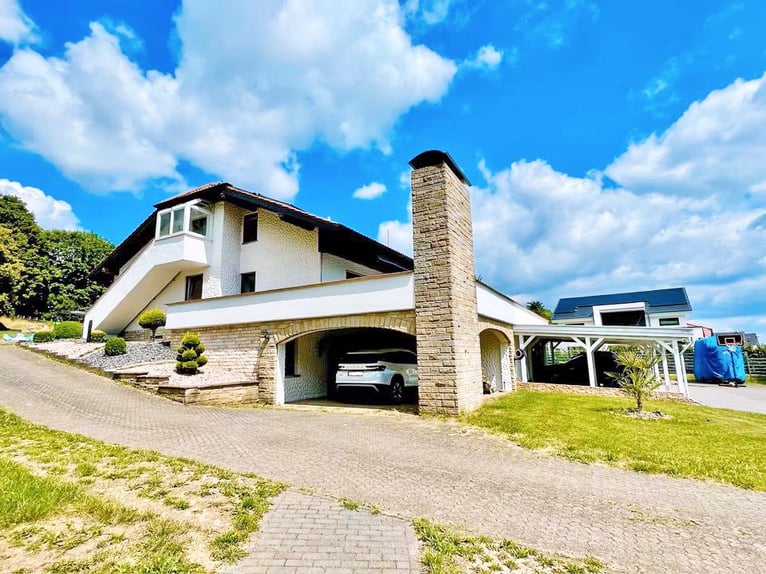 Das Anwesen befindet sich in Osthessen, im Landkreis Fulda, in der Gemeinde Hosenfeld