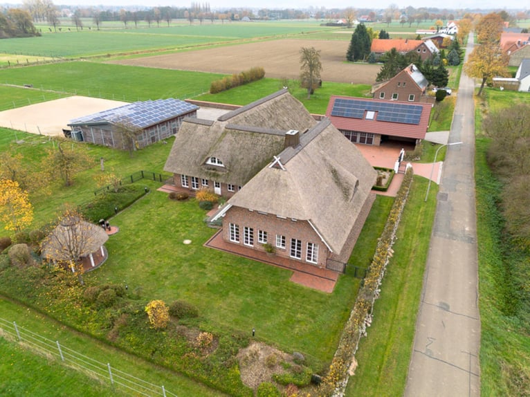 Exklusives Anwesen mit ca. 460m² WFL, Stallungen Reitplatz, Nebengebäuden, ca. 25.000m² Land