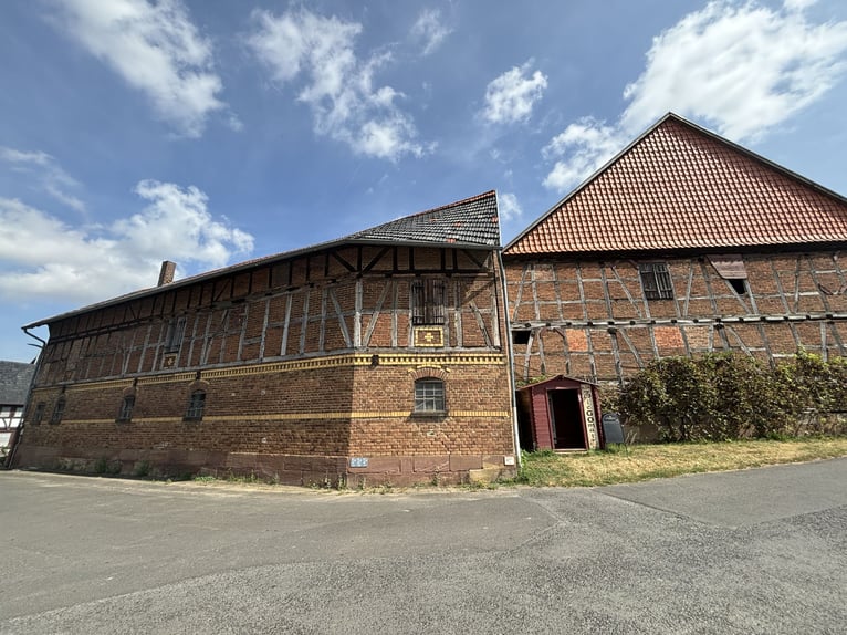 Historischer Dreiseitenhof in Nordhessen: Traditionelles Anwesen mit vielseitigem Nutzungspotenzial