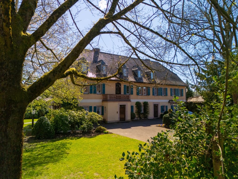 Historisches Anwesen mit Herrenhaus, Reitplatz und Nebengebäuden