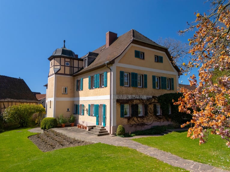 Historisches Anwesen mit Herrenhaus, Reitplatz und Nebengebäuden