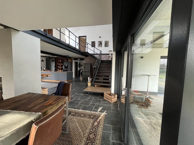 Private Reitanlage - top renoviert inkl. Halle, großer Außenplatz und Wiesen. alles eingezäunt.