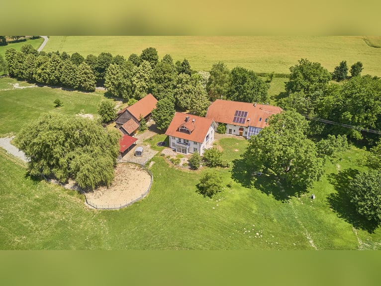 Proprietà immobiliare privata con stalle e più abitazioni nel distretto di Ravensburg, con accesso a