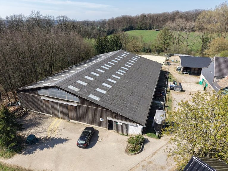 Reitsportanlage mit hochwertigem und modernem Einfamilienhaus und fünf Hektar Land