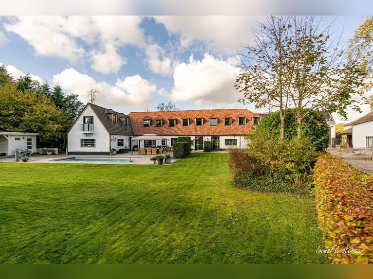 Unieke trainingsstal met prachtige villa op ca. 1 ha te Halle-Zoersel (Mogelijkheid tot aankoop extr