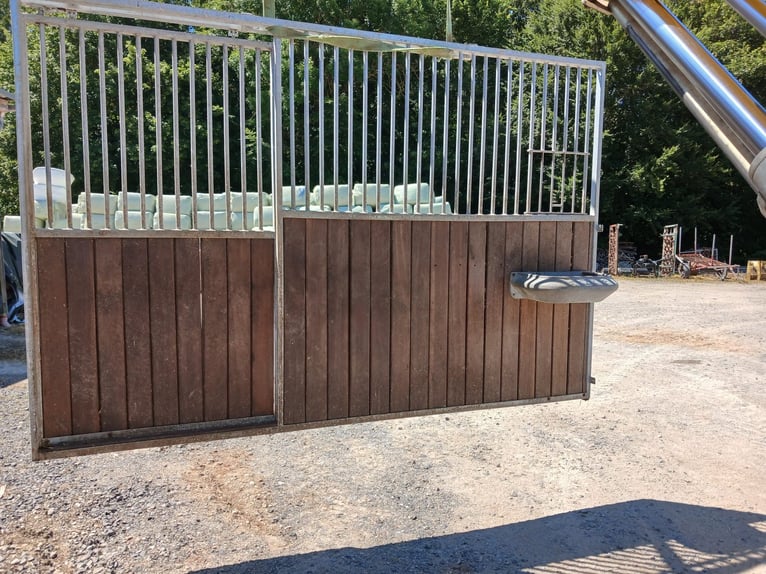 Pareti di box ben conservate in legno di Bongossi zincato