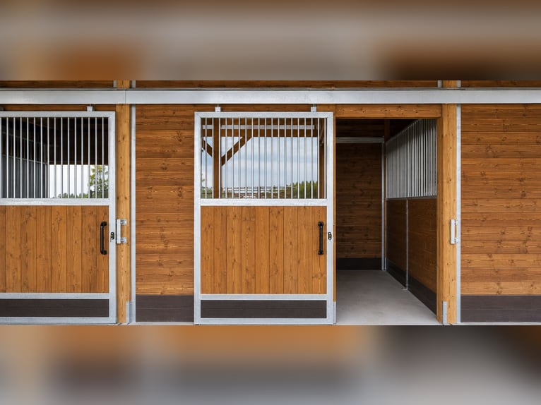 Portoni di alta qualità, porte di paddock e cancelli per stalle equine | Portoni scorrevoli per stal