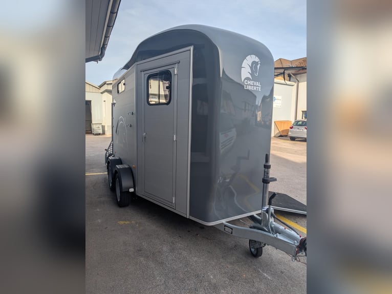 2-axige Touring XL paardentrailer met vooruitgang en achteruitgang