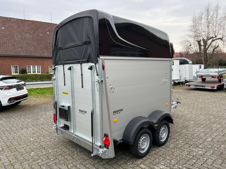 Humbaur Pferdeanhänger Equitos Alu Plus Black 2000 2,0t Sattelkammer 100km/h Hecktür schwenkbar
