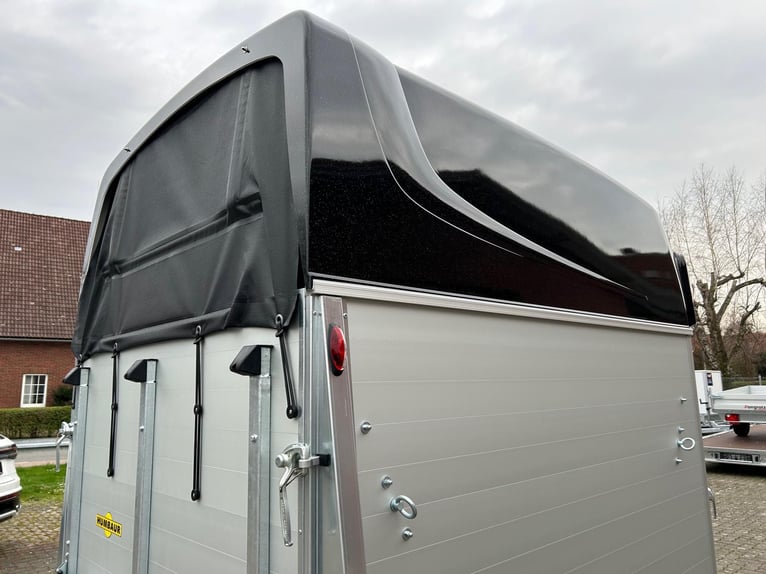 Humbaur Pferdeanhänger Equitos Alu Plus Black 2000 2,0t Sattelkammer 100km/h Hecktür schwenkbar