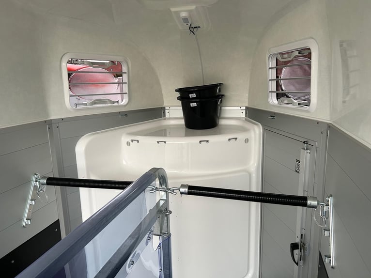 Humbaur Pferdeanhänger Equitos Alu Plus Black 2000 2,0t Sattelkammer 100km/h Hecktür schwenkbar