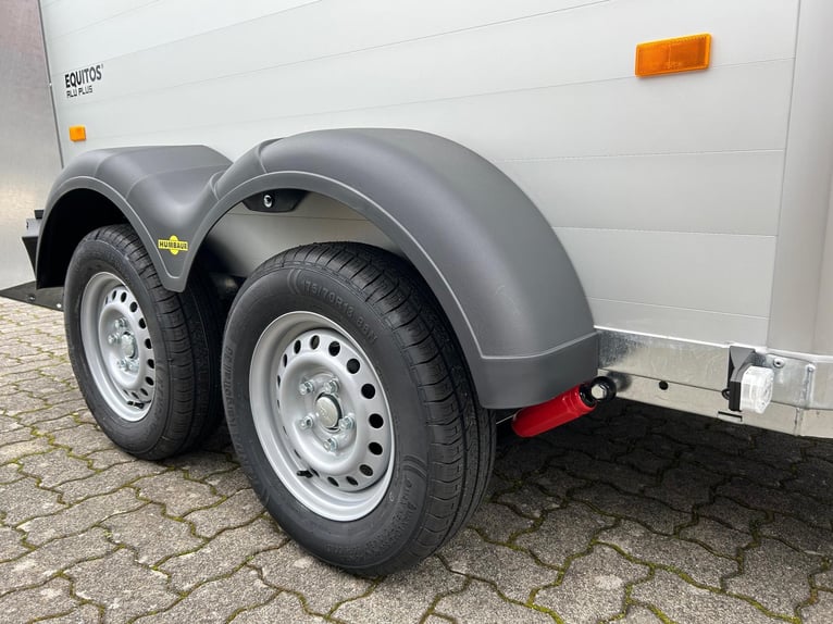 Humbaur Pferdeanhänger Equitos Alu Plus Black 2000 2,0t Sattelkammer 100km/h Hecktür schwenkbar