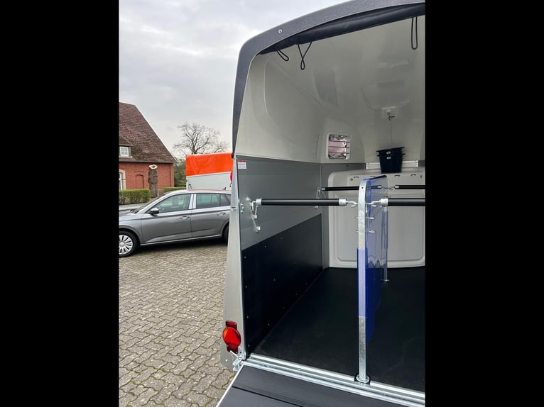 Humbaur Pferdeanhänger Equitos Alu Plus Black 2000 2,0t Sattelkammer 100km/h Hecktür schwenkbar