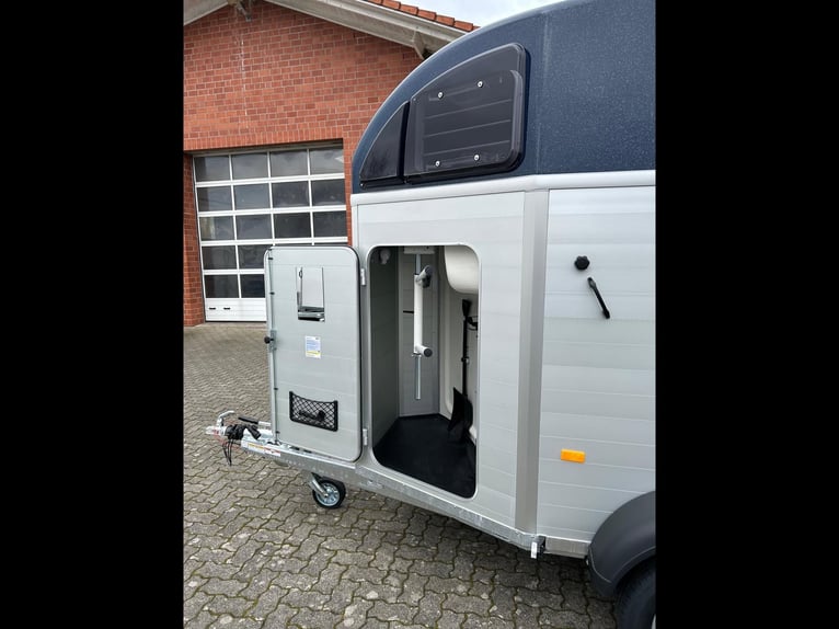 Humbaur Pferdeanhänger Xanthos 2400 2,4t Sattelkammer 100km/h Dark Blue