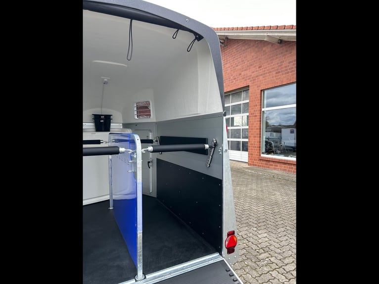 Humbaur Pferdeanhänger Xanthos Aero 2400 2,4t Sattelkammer 100km/h Black