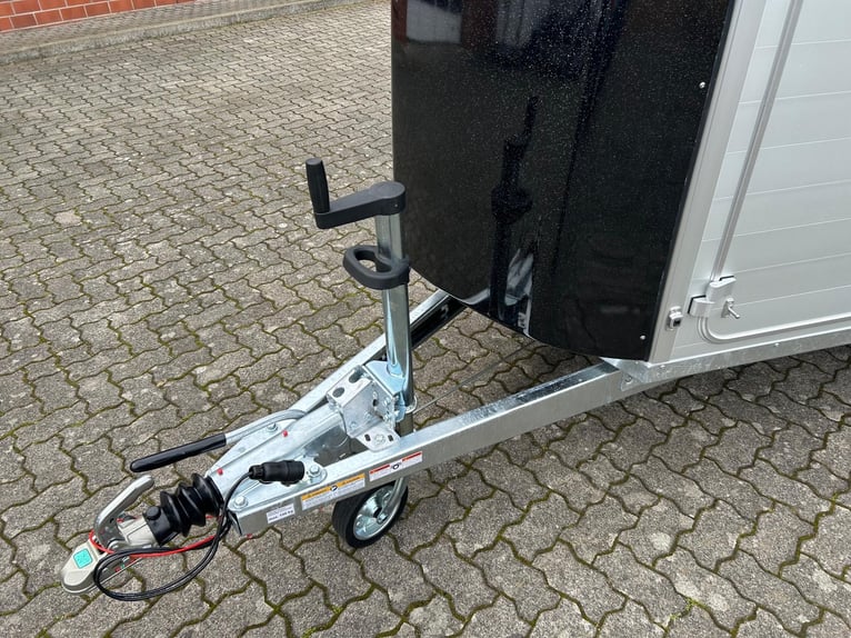 Humbaur Pferdeanhänger Xanthos Aero 2400 2,4t Sattelkammer 100km/h Black