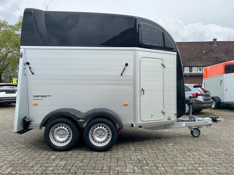 Humbaur Pferdeanhänger Xanthos Aero 2400 2,4t Sattelkammer 100km/h Black