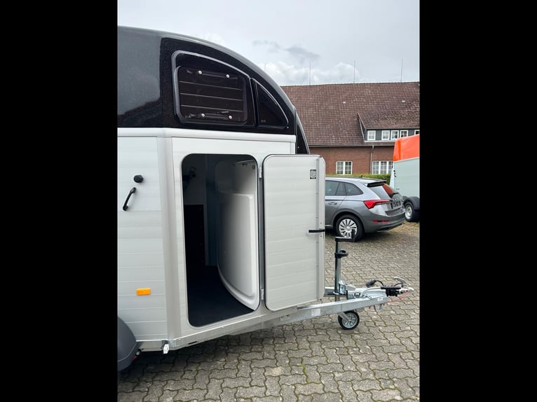 Humbaur Pferdeanhänger Xanthos Aero 2400 2,4t Sattelkammer 100km/h Black