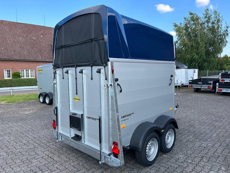 Humbaur Pferdeanhänger Xanthos Aero 2400 2,4t Sattelkammer 100km/h Hecktür Blue Hecktür schwenkbar