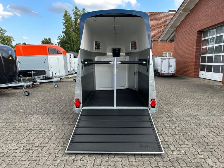 Humbaur Pferdeanhänger Xanthos Aero 2400 2,4t Sattelkammer 100km/h Hecktür Blue Hecktür schwenkbar