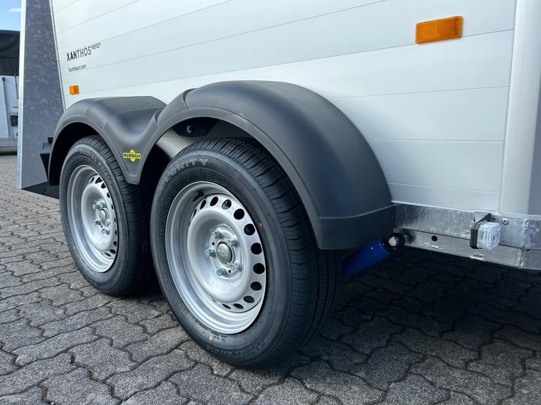 Humbaur Pferdeanhänger Xanthos Aero 2400 2,4t Sattelkammer 100km/h Hecktür Blue Hecktür schwenkbar