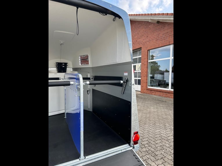 Humbaur Pferdeanhänger Xanthos Aero 2400 2,4t Sattelkammer 100km/h Hecktür Blue Hecktür schwenkbar