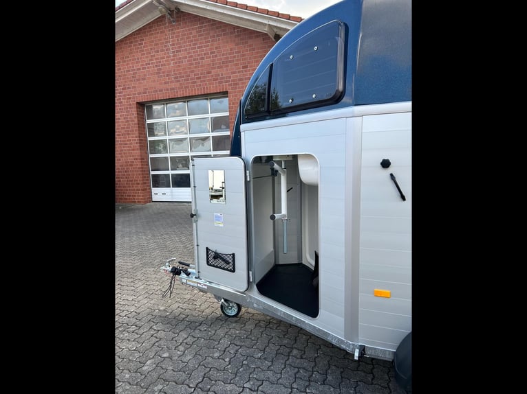 Humbaur Pferdeanhänger Xanthos Aero 2400 2,4t Sattelkammer 100km/h Hecktür Blue Hecktür schwenkbar