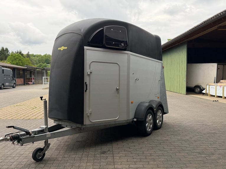 Paardenaanhanger Humbaur Xanthos Aero 2400 met zadelkamer