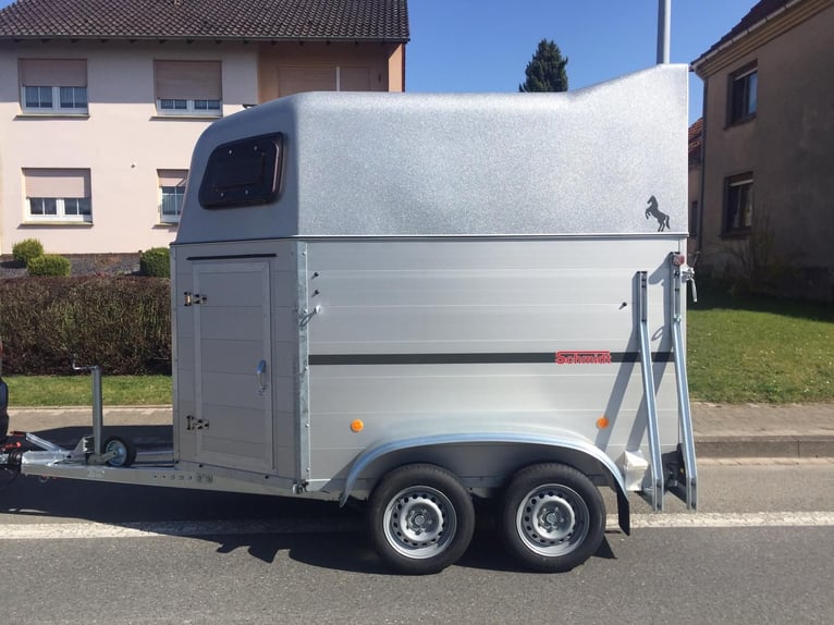 Aluminium paardentrailer voor twee paarden met polyurethaankap