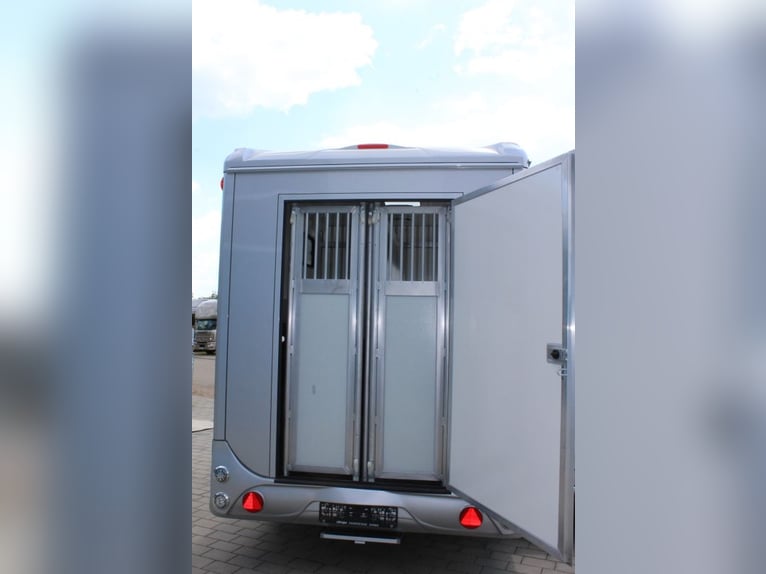 2-axige paardentrailer met kleine woonunit, 2,7 ton transportmiddel voor paarden, hengstenuitrusting
