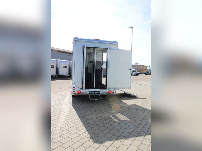 2-axige paardentrailer met kleine woonunit, 2,7 ton transportmiddel voor paarden, hengstenuitrusting