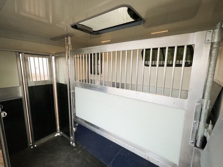 2-axige paardentrailer met kleine woonunit, 2,7 ton transportmiddel voor paarden, hengstenuitrusting