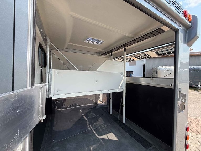 3-achs paardentrailer van 3,5 ton met woonruimte en douche, paardentransporter, veeaanhanger