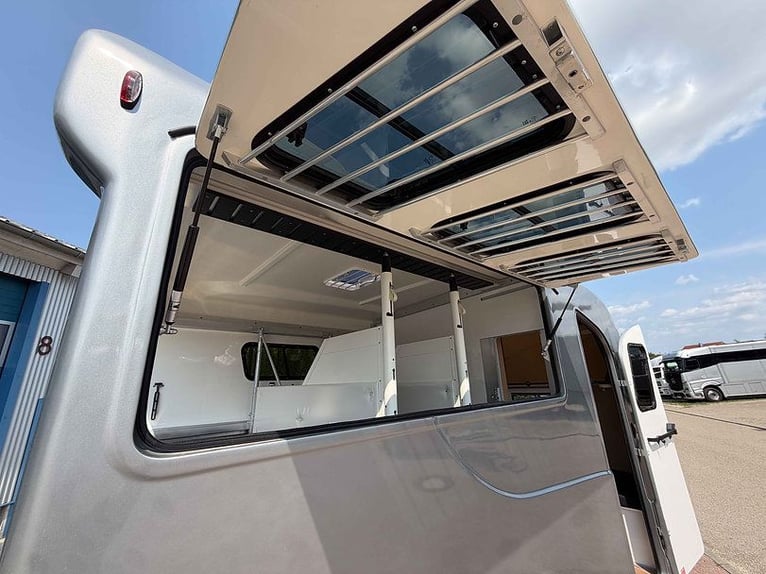 3-achs paardentrailer van 3,5 ton met woonruimte en douche, paardentransporter, veeaanhanger