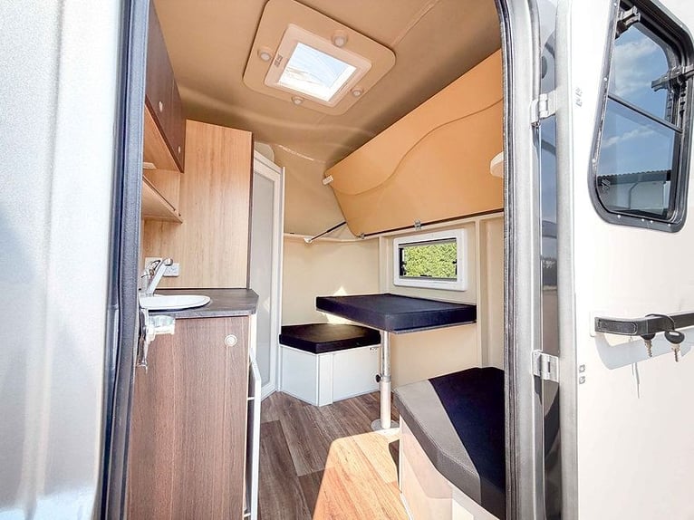 3-achs paardentrailer van 3,5 ton met woonruimte en douche, paardentransporter, veeaanhanger