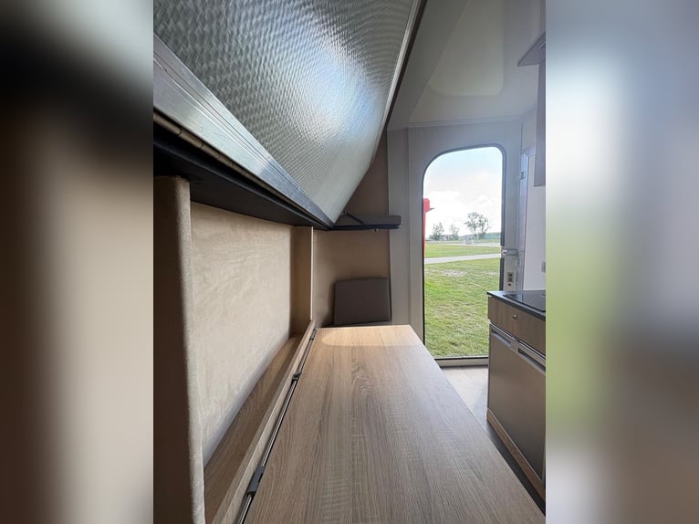 ANKA Steinsberger Anhänger 3-Pferde Dusche TV Stockbetten Sitzgruppe LKW