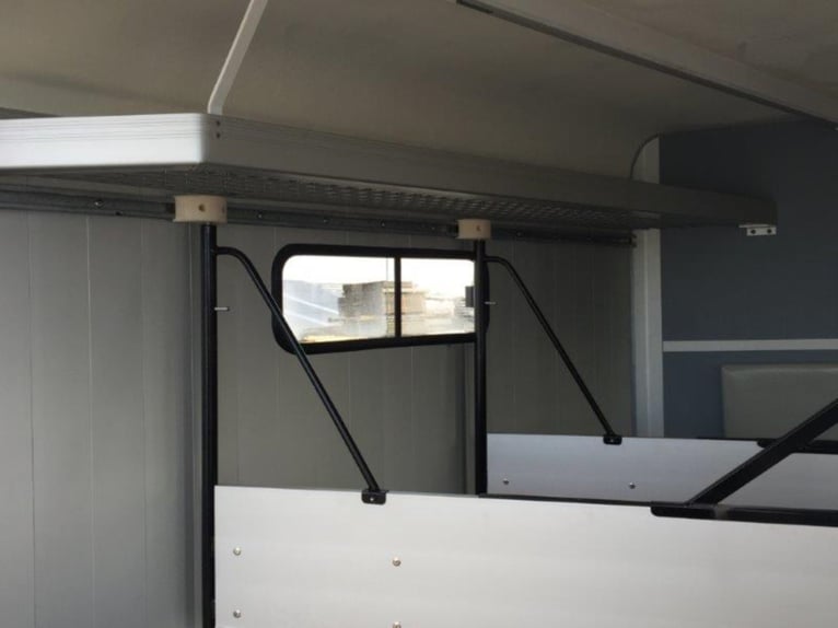 Cheval Liberte Minimax / Maxi 3, perfect voor 3 paarden, met zadelkamer en vooruitgang.