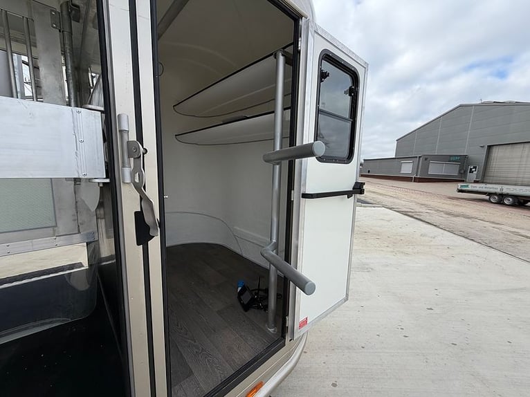 Paardenaanhanger met 2 oprijplanken, klimaatregeling in het paardencompartiment, zonne-energie, auto