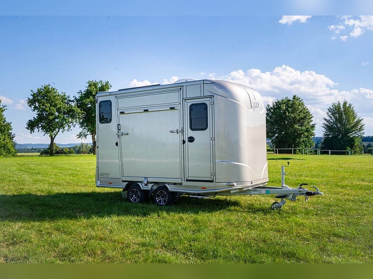 Paardenaanhanger met 2 oprijplanken, klimaatregeling in het paardencompartiment, zonne-energie, auto