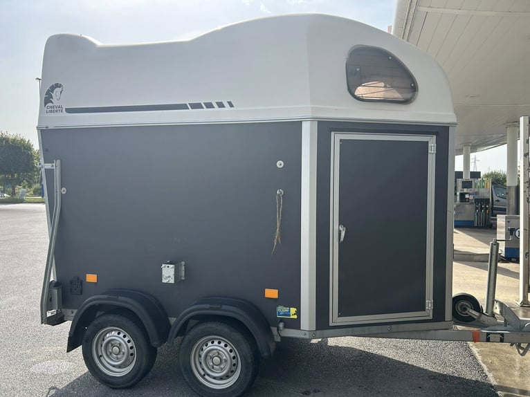 Paardentrailer Cheval Liberté voor 1,5 paarden