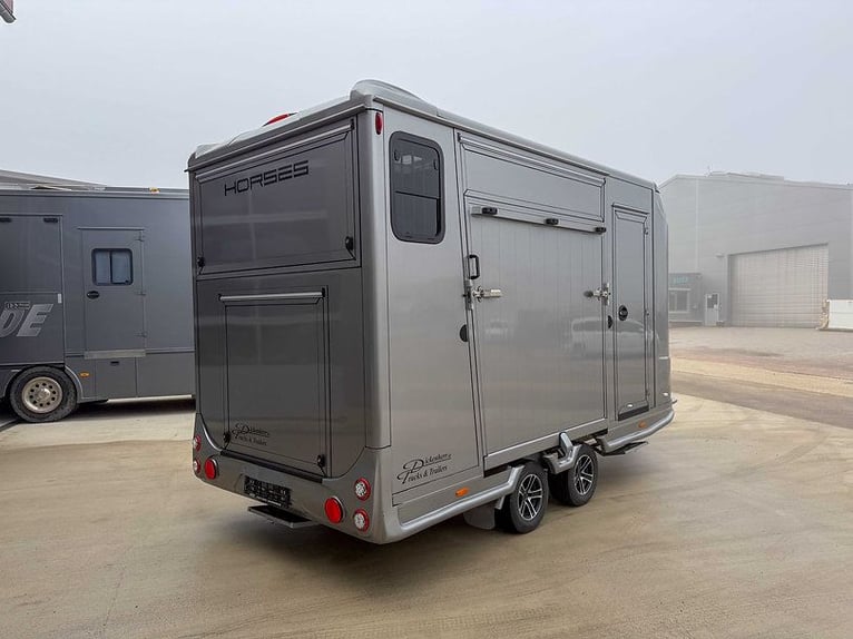 Paardentrailer, paardentransporter DT Trailer voor 2 paarden met woonruimte/zadelkast, vee-transport