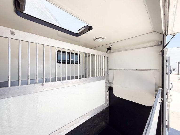Paardentransporter Paardenaanhanger DT Trailer Hengst met woonruimte Paardentrailer Trailer chevaux