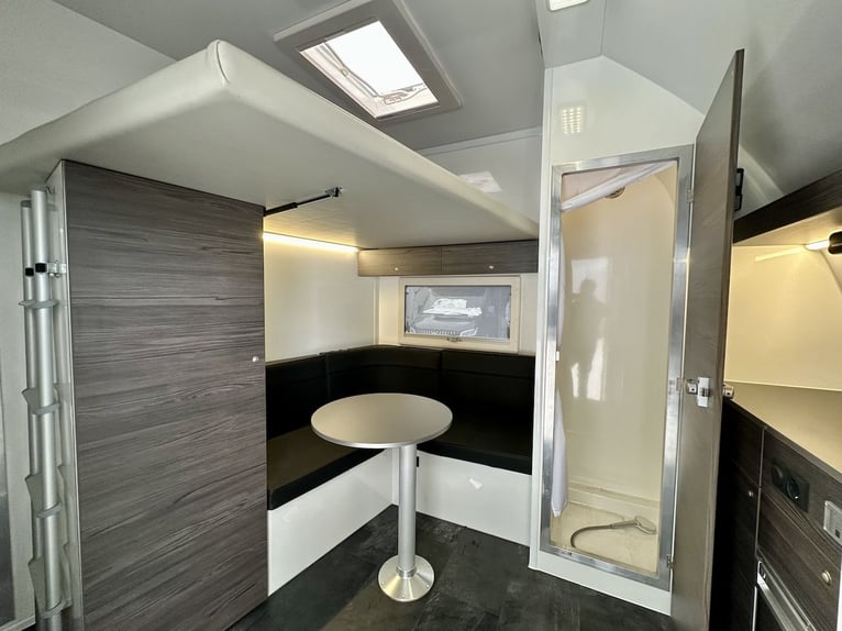 RJH 675 Trailer für 3 Pferde mit großer Wohnung, Dusche und Doppelbett – Gebrauchtfahrzeug